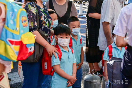 取得幼儿园教师来自资格证，应当具备幼儿师范学校毕业以及以上学历。是什么意思？那中专学前教育文凭可以取得