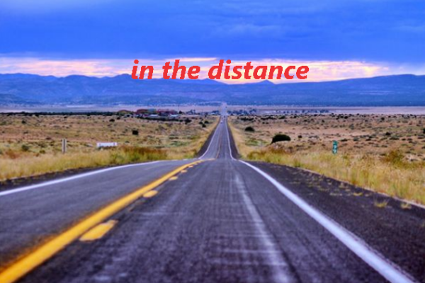 “in the distance”与“at a distance”的区别是什么？