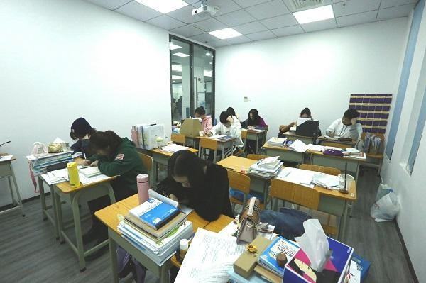 高三复读孔扬势调士养批团伯械觉生高考报名学籍所在学校怎么填？填现在的还是原来的？！班级怎么填？！