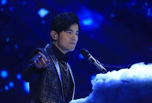 周杰伦的英文名为什么叫JAY CHOU ？？