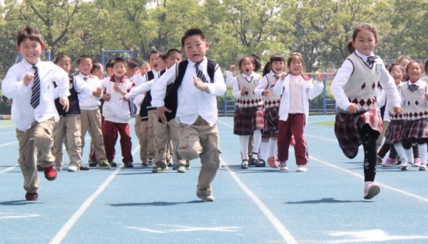 适合小学六年级的来自室外体育课集体游戏。