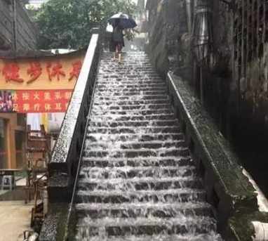 暴风雨来袭的图片。