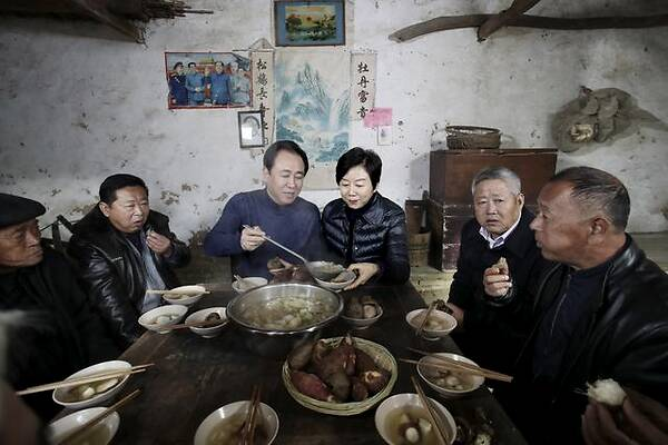 屡传后台背景强硬的许家印，他的真实家庭背景到底如何？