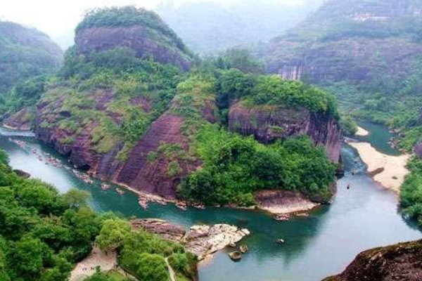 登山里许,飞流汩然下泻来自翻译是什么？