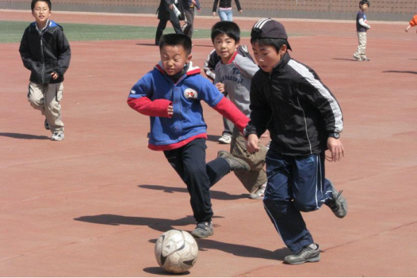 小学生踢足球的好处