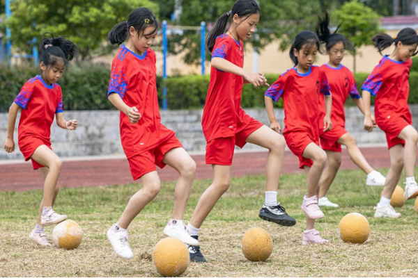 小学生踢足球的好处